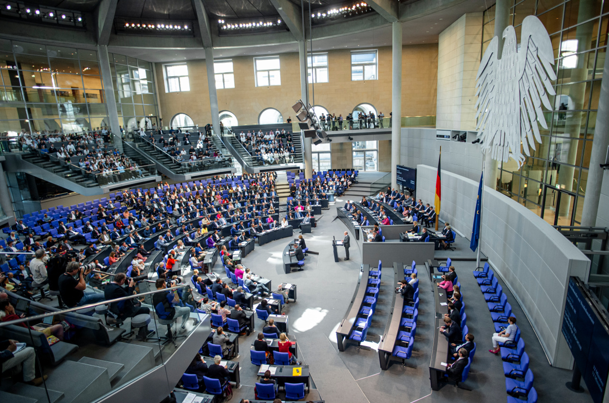 Arbeitet im Bundestag ein gewaltbereites AfD-Mitglied?